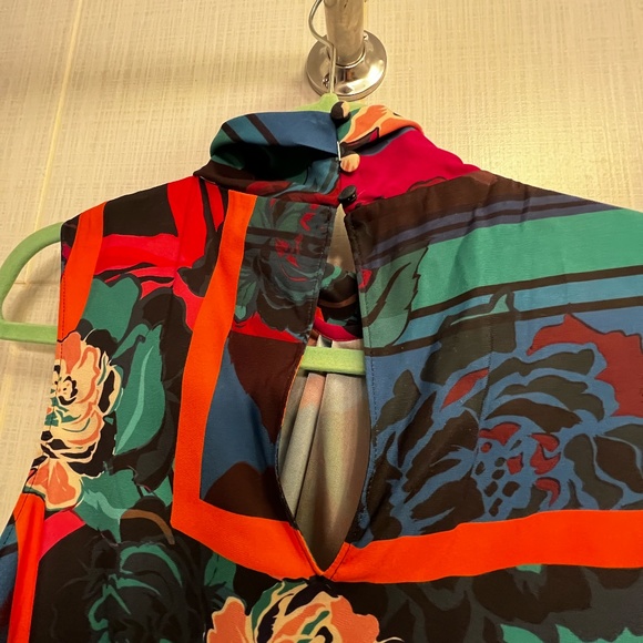 Floral Silky No Sleeve Blouse - Picture 4 of 5